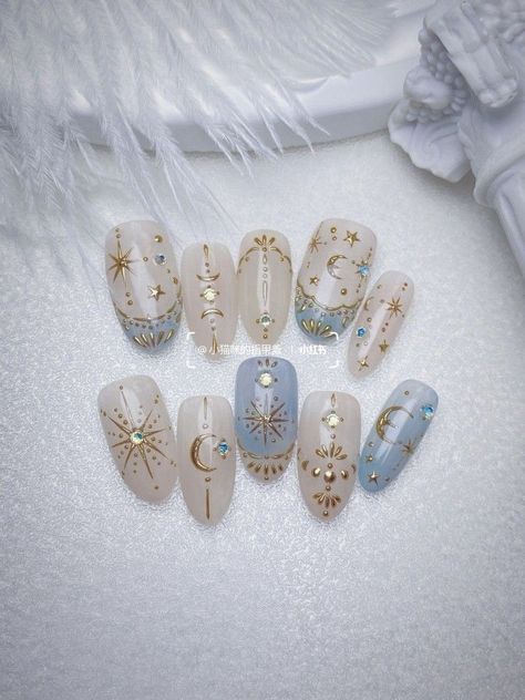 Nail Art Celestial, Ramadan Nails Art, Nails With Stickers Design, Baroque Nail Art, Ramadan Nails, Sun And Moon Nail Art, Roman Nails, Russian Nail Art, Rococo Nails