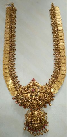 dubai gold jewelry #dubaigoldshopping #dubaigoldjewelry #goldjewelry #dubaigold Styling Necklaces, Kasula Haram, Gold Souk Dubai, Diy Necklace Ideas, Gold Souk, Dubai Gold Jewelry, Wedding Jewelry Sets Bridal Jewellery, Bridal Earrings Studs, Delicate Gold Jewelry