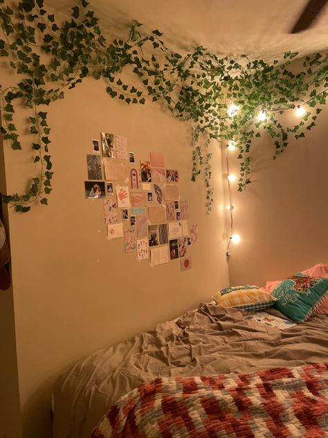 Room Decor Leaves On Wall, Vines Around Door Bedroom, Greenery Wall Bedroom Ideas, Living Room Vines Decor, Fake Vines Over Bed, Light And Vine Wall, Leave Vine Room Decor, Ways To Put Fake Vines In Your Room, Bedroom Vine Decor