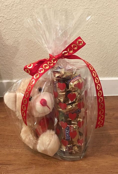 Valentine's Day Gift Ideas For Friends, Valatines Day Gift Ideas, Dollar Tree Valentines Gift Basket, Candy Gifts Ideas, Valentine Day Gift Basket Ideas, Valentines Diy Crafts To Sell, Small Valentines Day Gifts Friends, Diy Valentine Gifts To Sell, Valentine’s Day Basket Ideas