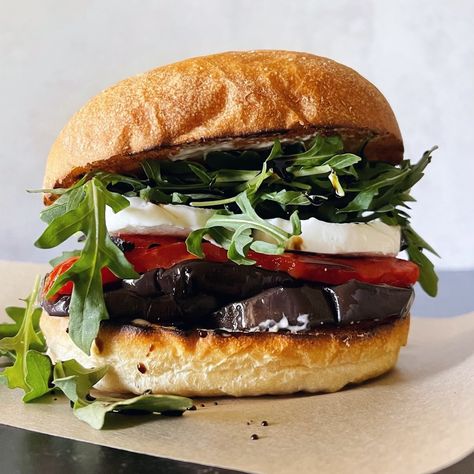 Grilled Eggplant Sandwich, Roasted Eggplant Sandwich, Eggplant Sandwich Recipes, Eggplant Sliders, Eggplant Panini, Brie Sandwich Recipes, Recipes Eggplant, Eggplant Sandwich, Chinese Chicken Salad Recipe