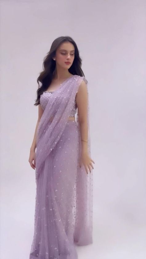 Saree For Farewell, Lehenga Simple, Disney Inspired Dresses, Pakistani Women Dresses, Fashion Show Dresses, Simple Saree Designs, Gown Party Wear, Fashionable Saree Blouse Designs, Fancy Sarees Party Wear