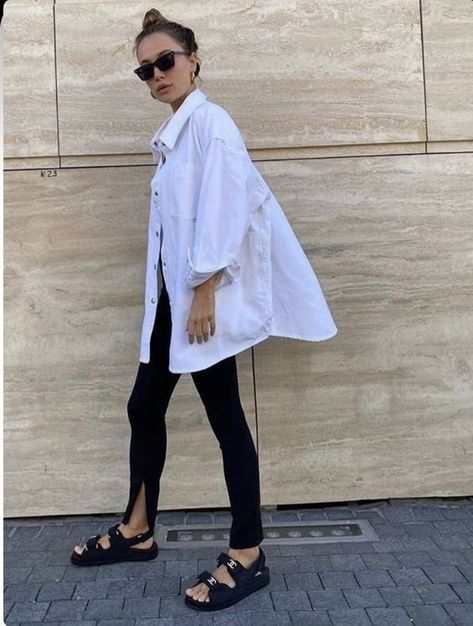 Light Academia Lifestyle, Travel Clothesline, Ideas De Outfits, Oversized White Shirt, Mum Fashion, Outfit Trends, Light Academia, Casual Chic Outfit, Low Budget