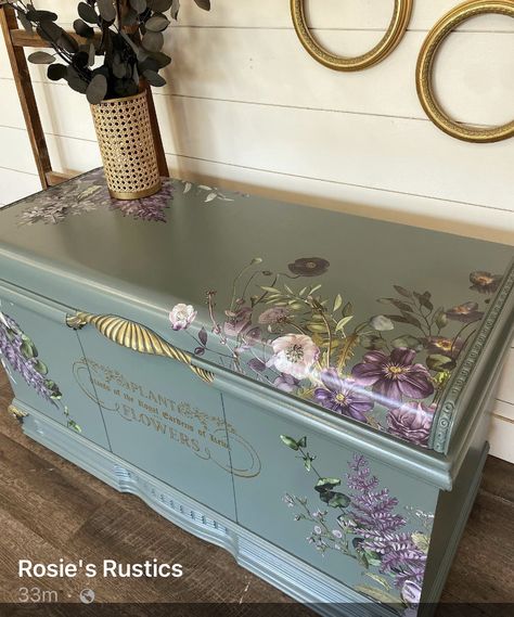 Refurbished Chest Trunks, Decoupage Coffee Table Ideas, Wooden Chest Paint Ideas, Diy Hope Chest, Painted Hope Chest, Antique Trunk Makeover, Furniture Stencils Pattern, Decoupage Coffee Table, Furniture Painting Tutorial