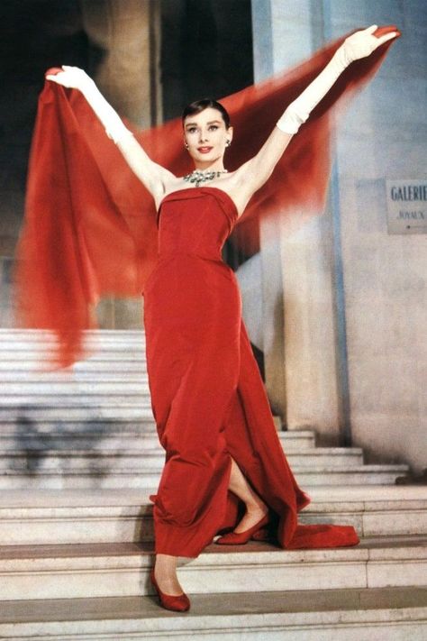 Audrey Hepburn Givenchy, Funny Face 1957, Audrey Hepburn Funny Face, Audrey Hepburn Outfit, Audrey Hepburn Dress, Aubrey Hepburn, Givenchy Fashion, Givenchy Dress, Eliza Doolittle