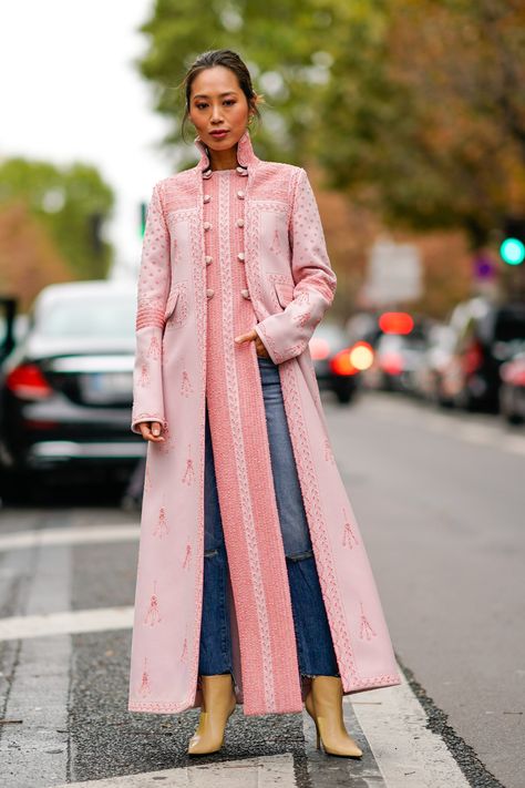 Image Coat Ideas, Ropa Upcycling, Ethno Style, Mode Kimono, Coat Street Style, Statement Coat, Statement Fashion, Pink Coat, Looks Street Style