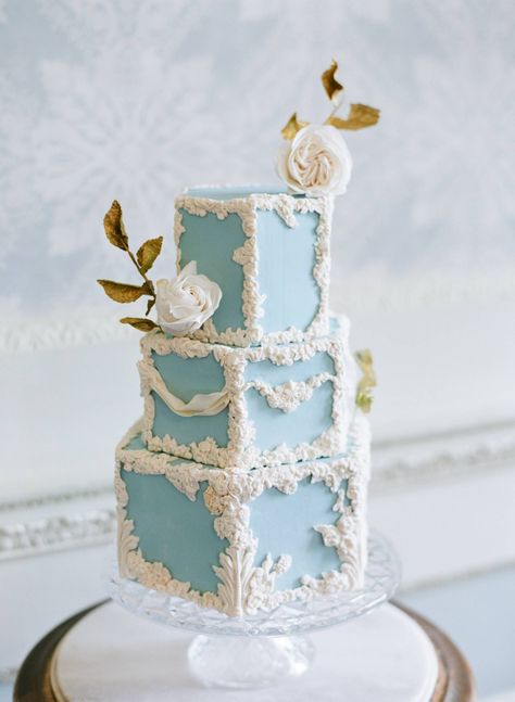 Timeless vintage style meets contemporary flair in this London wedding inspiration via Magnolia Rouge White Bridal Shower Cake, Contemporary Cake, Dinner Table Set Up, Small Wedding Cakes, White Bridal Shower, Classic Wedding Cake, Wedding Cakes Blue, Mountain Wedding Colorado