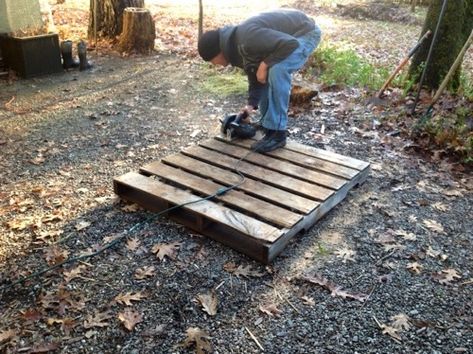 DIY Pallet Rabbit Hutch :: full tutorial – Frühlingskabine Micro-Farm Pallet Rabbit Hutch, Rabbit Hutch Plans, Diy Rabbit Cage, Raising Rabbits For Meat, Diy Rabbit Hutch, Rabbit Pen, Outdoor Rabbit Hutch, Bunny Hutch, Meat Rabbits