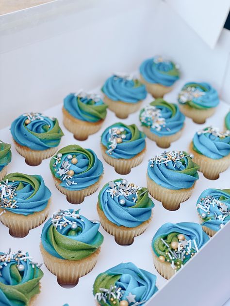 Mini cupcakes - Green, Blue with sprinkles Blue And Green Cupcakes, Monsters Inc Baby Shower, Green Cupcakes, Sweet Cupcake, Sprinkle Cupcakes, Cupcakes Cake, Sweet Cupcakes, Baby Sprinkle, Cupcakes Decoration