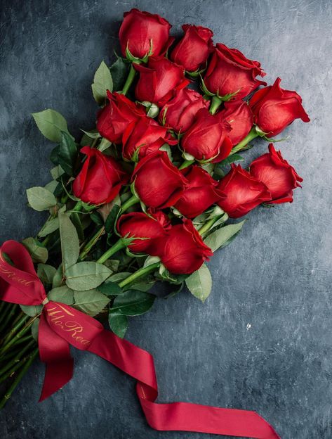 Beautiful Love Flowers For Her, Rosa Aesthetic Flor, Things That Are Red, Flower Pictures Roses, Bouquet Of Flowers For Wedding, Red Roses Photography, One Flower Bouquet, Flower On The Table, Roses On Table