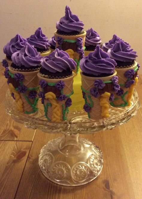 Tangled Party Table Decor, Tangled Birthday Cupcakes, Rapunzel Themed Snacks, Rapunzel Cupcakes Ideas, Tangled Themed Desserts, Rapunzel Dessert Table, Rapunzel Desserts, Tangled Desserts, Tangled Cupcakes