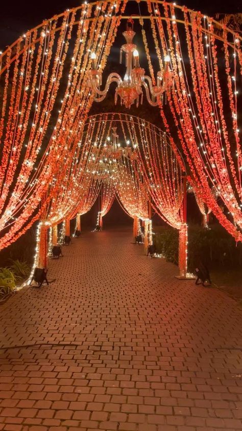 Outdoor Wedding Lanterns, Entrance Decor Wedding, Reception Decoration Ideas, Wedding Decorations Ideas, Mandap Design, Reception Stage Decor, Night Wedding Decor, Wedding Stage Backdrop, Wedding Stage Decor