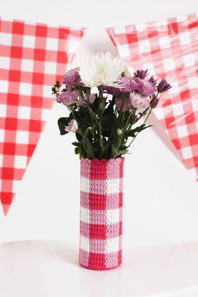 Crochet Vase, Yarn Projects Crochet, Make A Bouquet, Crochet Hack, Making A Bouquet, A Bouquet Of Flowers, Crochet Home Decor, Gingham Pattern, Cylinder Vase