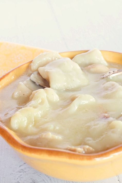 A bowl of homemade no-fail flat dumplings in gravy. Flat Dumplings Recipe, Dumplings With Chicken, Flat Dumplings, Dumplings Chicken, My Country Table, Country Dinner, Sandwich Sides, Dumpling Dough, How To Make Dumplings