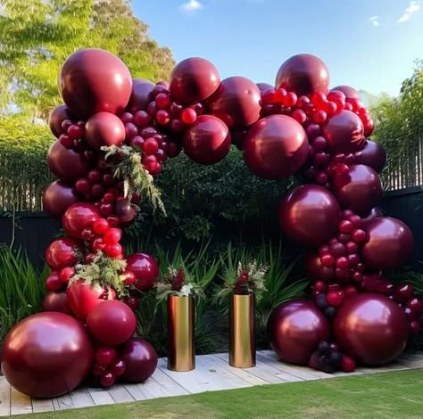 Maroon Balloon Garland, Burgundy Balloons, Red Party Themes, Diy Ballon, Engagement Balloons, Christmas Wedding Party, Baby Shower Christmas, Wedding Anniversary Decorations, Birthday Photo Props