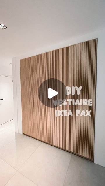 Mon vestiaire IKEA PAX sur mesure 🥰  Comme vous êtes nombreux à me l’avoir demandé, voici une vidéo reprenant les étapes de réalisation finale de notre vestiaire intégré. Ikea Pax Japandi, Dressing Entree, Utrusta Ikea, Pax Inspiration, Idee Dressing, Japandi Closet, Dressing Pax Ikea, Pax Diy, Japandi Ikea