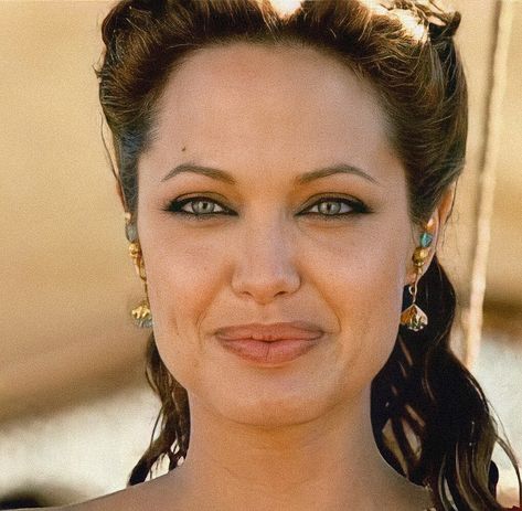 Alexander Angelina Jolie, Angelina Jolie Olympias, Angelina Jolie Alexander, Greek Makeup, Angelina Jolie 90s, Greek Goddess, Fav Celebs, Angelina Jolie, Anthropology