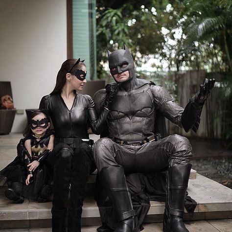 Batman And Catwoman Photoshoot, Cat Woman And Batman, Cat Women And Bat Man, Rocket Wallpaper, Batman And Catwoman Pregnant, Selena Kyle, Batman And Catwoman Romance, Batman And Catwoman 2022, Cameron Monaghan Gotham