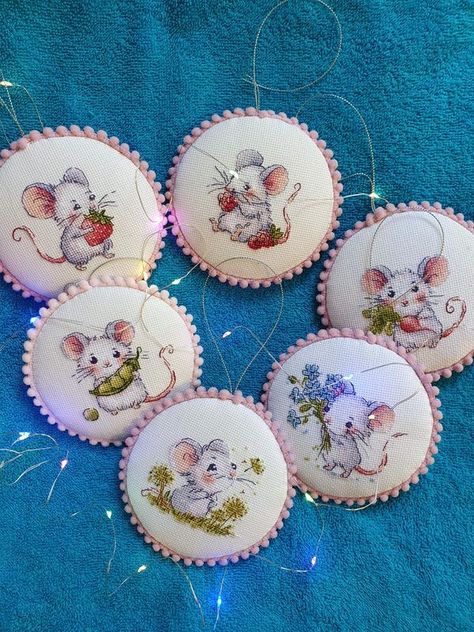 Cute Mice, Needlepoint Stitch, Cross Stitch Needles, Cross Stitch Baby, Crochet Cross, Cute Mouse, Handmade Embroidery, Cross Stitch Patterns Free