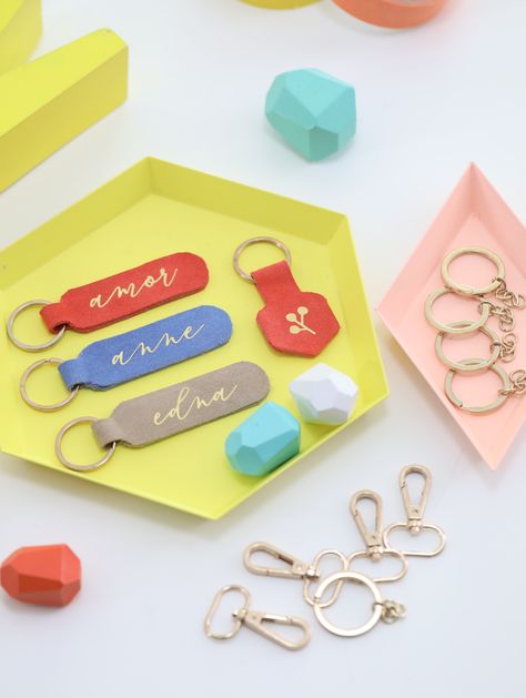 Cricut Joy Leather Projects, Diy Keychain Accessories, Leather Keychain Diy Cricut, Leather Cricut Keychain, Leather Bookmark Cricut, Faux Leather Bookmark Cricut, Cricut Leather Keychain, Faux Leather Keychain Cricut, Leather Cricut Projects