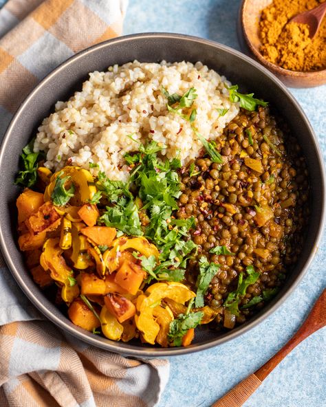 Spicy Curry Lentils Curry Lentils, Hardy Meals, French Green Lentils, Spicy Curry, Fall Vegan Recipes, Whole Wheat Pita, My Favorite Recipes, Cauliflower Curry, Vegan Curry