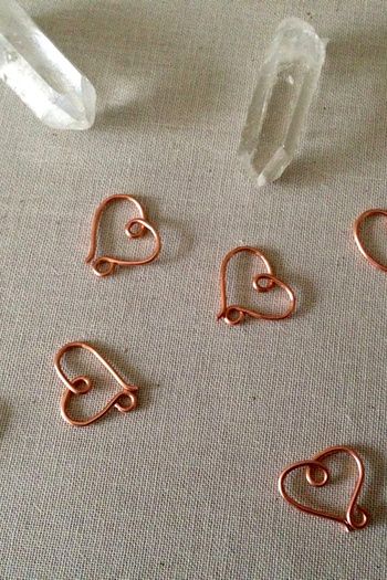 Lisa Yang's Jewelry Blog: Free Tutorial: Wire Heart Clasp Wire Clasp, Wire Heart, Wire Jewelry Making, Wire Wrapped Jewelry Tutorials, Bijoux Fil Aluminium, Wire Jewelry Tutorial, Wire Jewelry Designs, Heart Shaped Jewelry, Diy Wire Jewelry