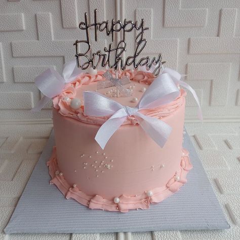 The beautiful cake that had the celebrant blushing😍🎉 Even @icetreats__cakeworld almost snap 100pictures of it because of it's cuteness🤣 Trust us to handle your cake day with care and extra touch of awesome feelings💃🏼 CAKE DESCRIPTION size: 7inch double layer Flavour: Chocolate and Vanilla Frosting: Buttercream To place an order, kindly send us a DM. #buttercreamcakeforadult #abujacakevendor #lugbebaker #partyfreakcakes #affordabkecakeinabuja #readytogocakes 7 Inch Cake, Frosting Buttercream, Cake Day, Beautiful Cake, Cake Pictures, Vanilla Frosting, Place An Order, Buttercream Cake, Cream Cake