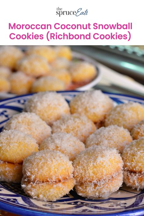 Moroccan Appetizers Finger Foods, Syrian Dessert, Morocco Recipes, Coconut Snowball Cookies, Arab Desserts, Moroccan Sweets, Moroccan Pastries, Easy Lemon Cake Recipe, Moroccan Dinner