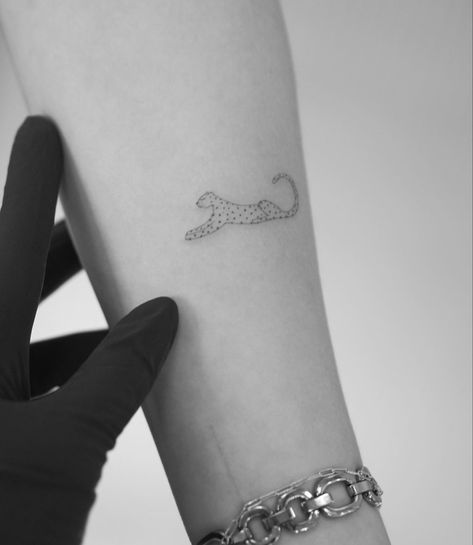 Small Cheetah Tattoo Simple, Laying Cat Tattoo, Impulsive Tattoos, Cheetah Tattoo, Jaguar Tattoo, Leopard Tattoos, Cute Tats, Leo Tattoos, Petite Tattoos