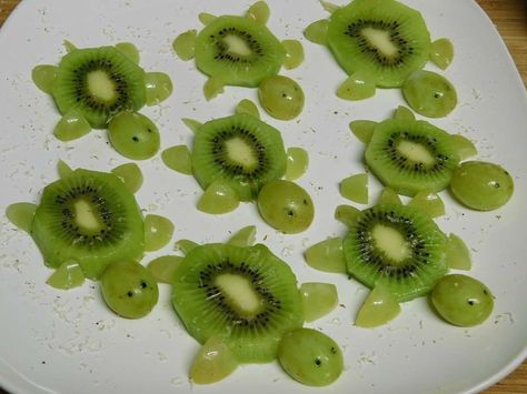 Turtle animals :) kiwi grapes Kiwi Turtle Snack, Kiwi And Grape Turtles, Turtle Kiwi, Kiwi Turtle, Kiwi Snacks, Turtle Snacks, Fruit Turtle, Turtle Birthday Cake, Cow Cupcakes