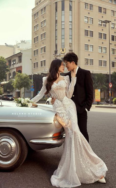 Prenup Photos Ideas, Pre Wedding Photoshoot Outfit, Vintage Wedding Photography, Wedding Photoshoot Props, Pre Wedding Photoshoot Outdoor, Prom Poses, Pre Wedding Poses, Wedding Picture Poses, Wedding Couple Poses Photography