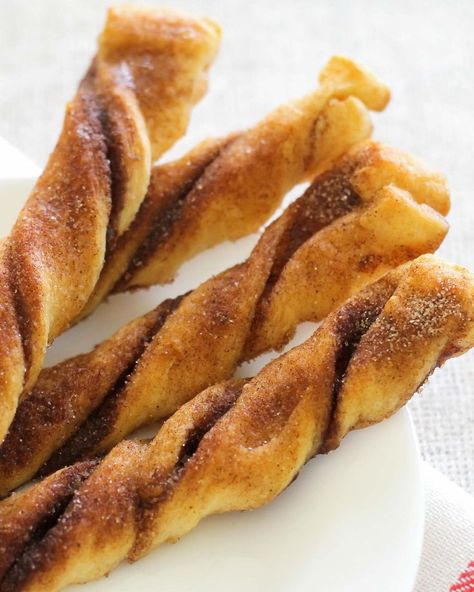 These are my family's all time favorite crescent roll desserts! Butter and cinnamon sugar wrapped up in Pillsbury crescent roll dough, twisted and baked to crispy perfection! Every time we make these quick and easy Cinnamon Crescent Twists, they disappear in minutes!! Crescent Twists, Crescent Roll Dough Recipes, Pillsbury Crescent Roll Recipes, Christmas Brunch Menu, Roll Dough Recipe, Crescent Roll Dessert, Diy Apple, Crescent Recipes, Cinnamon Twists