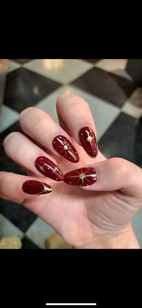 Red Gold Nails Short, Hermione Granger Nails, Green Red And Gold Nails, Dark Red Nails With Gold Design, Red And Gold Nails Simple, Red And Gold Short Nails, Short Red And Gold Nails, 1940s Nails, Dark Red And Gold Nails