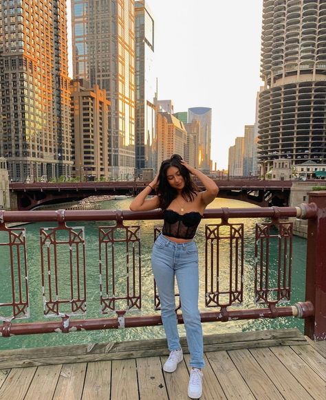 sunset photo idea in Chicago | outfit inspired | pose idea Chicago Aesthetic Instagram, Chicago Aesthetic Outfits Summer, Outfits For Chicago, Chicago Summer Aesthetic, Chicago Outfit Summer, Chicago Instagram Pictures, Chicago Aesthetic Outfits, Chicago Photo Ideas, Chicago Summer Outfit