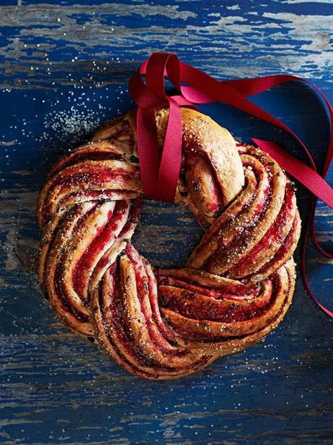 This Christmas raspberry sweet bread wreath is so festive and too good to eat! Eggnog Custard Recipe, Bread Wreath, Donna Hay Recipes, Christmas Bread, Donna Hay, Custard Recipes, Sweet Bread, Spice Recipes, Bread And Pastries