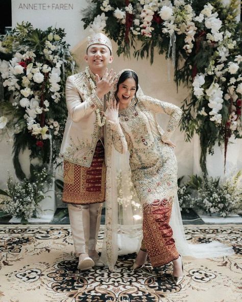 Dekor Nikahan, Dress Akad, Foto Engagement, Wedding Jawa, Wedding Akad, Wedding Dekorasi, Engagement Aesthetic, Kebaya Wedding, Elegant Classy Outfits