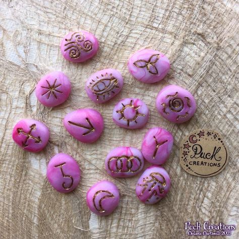 Witch's Runes in polymer clay. #runes #witchsrunes #witchyrunes #polimerclay Diy Runes Ideas, Clay Runes, Diy Air Dry Clay, Sculpture Art Clay, Witch Diy, Witchy Crafts, Moms Crafts, Clay Diy Projects, Diy Wire Jewelry