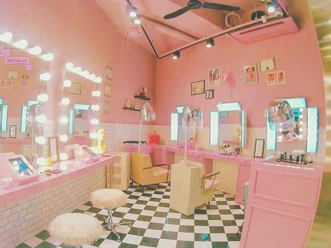 Salon Bathroom Interior Design, 50s Salon, Retro Beauty Salon, Beauty Salon Ideas, Girls Dressing Room, Dog Grooming Salon Decor, Salon Suite Decor, Pink Salon, Vintage Hair Salons