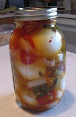 The BEST spicy pickled EGGS recipe! looks yummy. 8 eggs, 2c. white vinegar, 1/2c water, 1/2c sugar, 1t salt, 1t pickling spice, 1t crushed red, 4-5 cloves, 1 cinnamon stick, 2-3 habanero peppers, 2-3 jalepenos, 1/2 red pepper, 1/4 onion. Spicy Pickled Eggs Recipe, Spicy Pickled Eggs, Pickled Egg, Pickled Eggs Recipe, Egg Food, Canning Pickles, Canning Recipe, Pickled Eggs, Pickling Spice