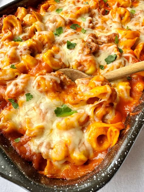 Southern Casseroles, Simple Alfredo Sauce, Baked Tortellini Alfredo, Beefaroni Recipe, Baked Tortellini Casserole, Cheese Tortellini Recipes, Sausage Alfredo, Alfredo Recipes, Tortellini Alfredo