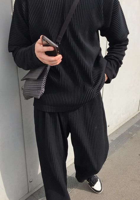 Pleated Pants Outfit, Issey Miyake Pants, Mens Pleated Pants, Korean Street Fashion Men, Normcore Fashion, Korean Fashion Black, Black Men Fashion Urban, Minimalist Fashion Men, Pants Outfit Men