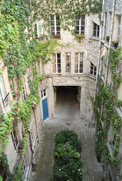 Courtyard Marais, Paris 75004 Beautiful Terrace, French Apartment, Paris Dream, Beautiful Paris, Parisian Apartment, Living In Paris, Paris Apartments, Paris City, Ansel Adams