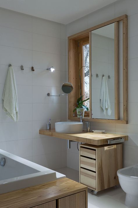 idée pour une vasque devant une fenetre - lavabo - caisson à roulettes - salle de bain - bathroom - sink - cupboard on wheels Scandinavian Bathroom Design, Toilette Design, Sliding Mirror, Scandinavian Bathroom, Bathroom Windows, 아파트 인테리어, Window Mirror, Trendy Bathroom, Window Room