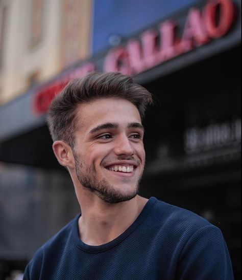 People Laughing Aesthetic, Person Photography, Male Portrait Poses, Male Profile, Smile Teeth, Happy Photography, Smile Photography, Smiling Man, Beauty Shots