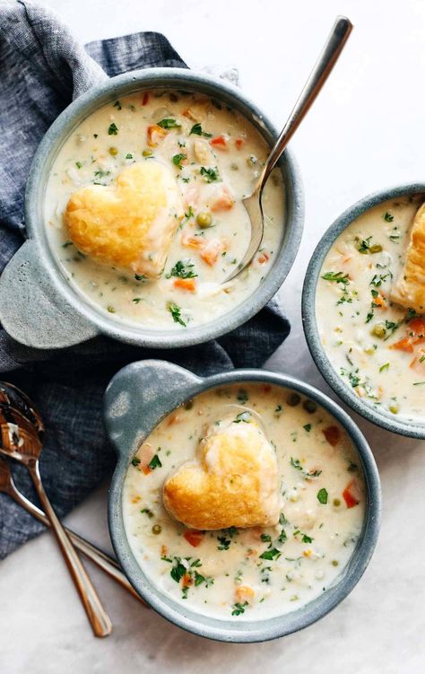 Slow Cooker Chicken Pot Pie Soup Recipe - Pinch of Yum Pot Pie Soup Recipe, Slow Cooker Chicken Pot Pie, Chicken Pot Pie Soup, Pot Pie Soup, Winter Comfort Food, Crockpot Soup Recipes, Best Soup Recipes, Crock Pot Soup, Idee Pasto Sano