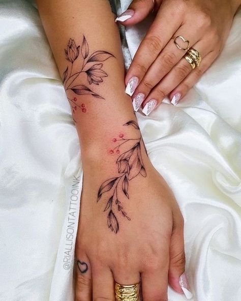 21 ideas de tatuajes en la mano de mujeres para inspirarse 1 Wrist Hand Tattoo, Wrap Around Wrist Tattoos, Around Arm Tattoo, Wrap Around Tattoo, Wrap Tattoo, Hand Tattoos For Girls, Inspiration Tattoos, Forearm Tattoo Women, Hand Tattoos For Women