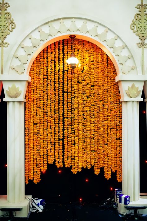 Flower Garland Decor, Threenager Party, Dia De Los Muertos Party Ideas, Marigold Garland, Mango Leaves, Dia De Los Muertos Decorations Ideas, Day Of The Dead Party, Den Mrtvých, India Inspired