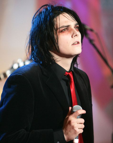 Gerard Way of My Chemical Romance — Net worth: $20 Million | Here’s How Much Your Fav Pop Punk Singers Are Worth Today Emo Guy, Gerard Way, Black Hair, A Man, Red, Hair, Black