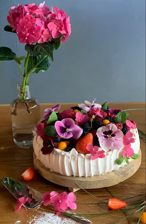 Pavlova With Flowers, Pretty Pavlova, Pavlova Birthday Cake, Pavlova Decoration, Birthday Pavlova, Pavlova Aesthetic, Strawberry Pavlova, Pavlova Cake, Pavlova Recipe