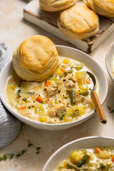 This healthy Slow Cooker Chicken Pot Pie Soup is full of tender, shredded chicken, vibrant veggies, a robust and flavorful broth and topped with a warm, flaky biscuit! It’s the perfect bowl of comfort to enjoy on a cold day. #soupseason #chickenpotpiesoup #krollskorner #potpiesoup #slowcookersoups #chickensouprecipes #healthysoups Chicken Pot Pie Crock Pot, Slow Cooker Chicken Pot Pie, Crockpot Chicken Pot Pie, Slow Cooker Chicken Healthy, Fall Series, Chicken Pot Pie Soup, Pot Pie Soup, Quick Dinners, Soup Season